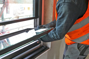  Nach dem Einbau der Fensterrahmen in die Rohbaukonstruktion erfolgt das Einsetzen der Glasscheiben in die Flügelprofile Fotos: Fieger Lamellenfenster 