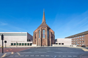  Die neuen Baukörper, die das Langhaus der Kirche gerade so flankieren, dass nur noch der schmale Chor aus dem Ensemble heraustritt, werden durch eine helle Ziegelsteinfassade bestimmt 