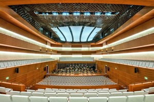  Blick in den Saal mit Kirschbaumholz-Furnier an Wänden und Decke 