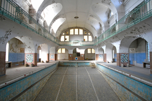  Im historischen Bad musste der mit Gefälle verlaufende Boden des Beckens herausgenommen werden, um eine einheitliche Wassertiefe von 1,35 m zu schaffen Foto: Veauthier Meyer Architekten 