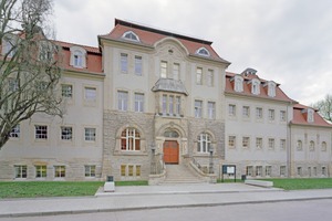  Die sanierte Jugendstilfassade des Stadtbades in Gothe lässt erst mal nicht vermuten, dass das Gebäude um eine moderne Schwimmhalle erweitert wurde 