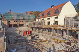  Hinter dem Jugendstilbad schließt sich das Becken der Schwimmhalle über eine breite Betontreppe an 