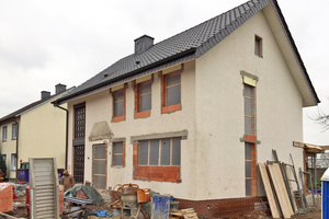  Dieses Einfamilienhaus wird mit einem WDVS gedämmt und teilweise mit Steinplatten verkleidet 