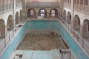  Den alten Beckenboden schnitten die Handwerker mit der Betonsäge in 1200 Würfel mit einem Einzelgewicht von rund 250 kg Fotos (4): cpm architekten 