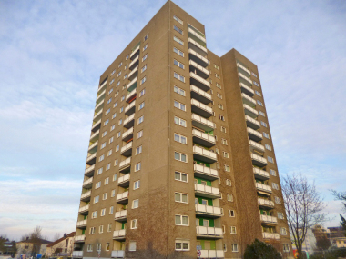 Das Hochhaus in der Feldbergstr. 35 in Langen vor der Sanierung