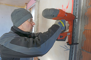  Mit dem Setzgerät kann man Befestigungen in Beton und Vollziegeln sowie mit speziellen Nägeln in Stahl anbringen. In Hochlochziegeln (rechts im Bild) halten die Nägel nicht Fotos: Thomas Wieckhorst 