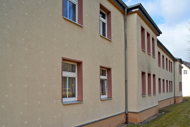 Entlang der gesamten Hausfassade zu sehen: Die Dübel des unter der Putzschicht liegenden WDV-Systems zeichneten sich bei den Häusern einer Wohnanlage in Raschau deutlich ab