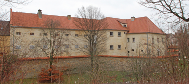 Gebäuderückseite vom Wall aus gesehen: Aus dem über 300 Jahre alten Amberger Gefängnis Fronfeste wurde ein modernes Hotel