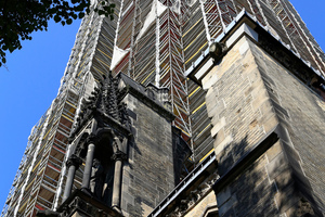  Blick vom Hopfenmarkt hinauf zum Baugerüst am Turm der Hamburger St.-Nikolai-Kirche 