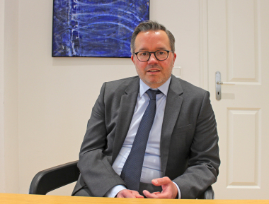 Jens Oliver Lohrengel ist Fachanwalt für Miet- und Wohnungseigentumsrecht, Fachanwalt für Bank- und Kapitalmarktrecht sowie Mediator/Wirtschaftsmediator. Er arbeitet in der Kanzlei Gunkel, Kunzenbacher & Partner in Bielefeld Foto: Thomas Schwarzmann