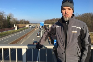  Das Interview führte Thomas Schwarzmann, Redakteur der Zeitschriften bauhandwerk und dach+holzbau. Das Foto entstand auf dem Weg zur Arbeit, den der Kollege übrigens mit dem Elektrorad zurück legt Foto: Thomas Wieckhorst 