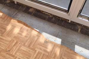  Vinylbelag (Bahnenware) verlegt über FloorFlexPlatten, verklebt mit asbesthaltigem Bitumenkleber. Montage der neuen Fensteranlage auf asbesthaltigem Kleber.   Nachahmung nicht wünschenswertxxxxxxxxxxxxxxxxxxxxxxxxxx Fotos: Christina Nixdorf-Doose 