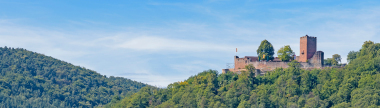 Burg Landeck ist ein beliebtes Ausflugsziel im Pf?lzer Wald bei Klingenm?nster. Die Kernburg entstand zu Beginn des 12. Jahrhunderts