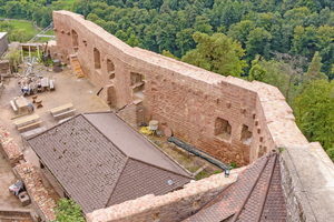  Vom Palas der Burg sind hauptsächlich zwei gro-ße Wandflächen erhalten geblieben Fotos (3): tubag 