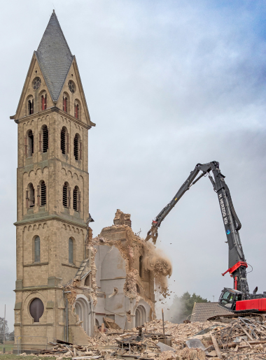 Zu Beginn dieses Jahres fiel der von 1888 bis 1891 nach Plänen des Kölner Architekten Erasmus Schüller erbaute so genannten Dom von Immerath spektakulär dem Abrissbagger zum Opfer Foto: Superbass / CC BY-SA 4.0 (via Wikimedia Commons)