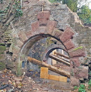 Die künftige Bebauung über dem 1863 in Annweiler am Triefels erbauten Eiskeller erforderte die teilweise Verfüllung der einsturzgefährdeten Gewölbe Foto: Liapor