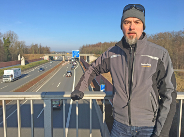 Thomas Schwarzmann, Redakteur der bauhandwerk, auf einer Brücke über die A33 bei Bielefeld, das zu den 70 deutschen Städten mit Grenzwertüberschreitungen bei NO2 gehört Foto: Thomas Wieckhorst Kontakt: 05241/8089309, thomas.schwarzmann@bauverlag.de