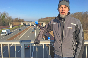  Thomas Schwarzmann, Redakteur der bauhandwerk, auf einer Brücke über die A33 bei Bielefeld, das zu den 70 deutschen Städten mit Grenzwertüberschreitungen bei NO2 gehört Foto: Thomas Wieckhorst Kontakt: 05241/8089309, thomas.schwarzmann@bauverlag.de 