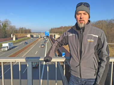 Thomas Schwarzmann, Redakteur der bauhandwerk, auf einer Br?cke ?ber die A33 bei Bielefeld, das zu den 70 deutschen St?dten mit Grenzwert?berschreitungen bei NO2 geh?rt Foto: Thomas Wieckhorst Kontakt: 05241/8089309, thomas.schwarzmann@bauverlag.de