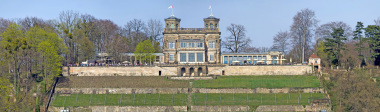 Das Lingnerschloss vom Elbufer aus