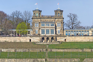  Das Lingnerschloss vom Elbufer aus 