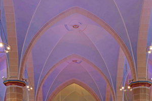  In der Kirche St. Dionysius in Elsen zieht sich durch alle Räume Blau als die Farbe des Himmels ? hier unterstützt von farbigen LED-Strahlern 