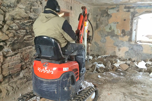  Zum Teil musste einiges zurückgebaut werden. Auch hier legte der Bauherr selbst Hand an den Minibagger 