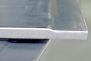  Die mit Bleifolie kaschierte Strahlenschutzplatte „Vario Shield Plus“ ermög-licht eine überlappende Verlegung 