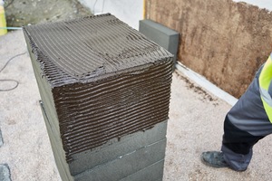  Die Sockeldämmplatten aus Foamglas  werden vollflächig mit dem systemeigenen Spezialkleber beschichte 