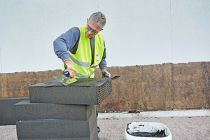  Die Sockeldämmplatten aus Foamglas®  werden vollflächig mit dem systemeigenen Spezialkleber beschichtet und an der Fassade befestigt 