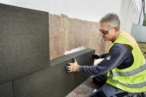  Verklebung der Schaumglas-Dämmplatten am Sockel 