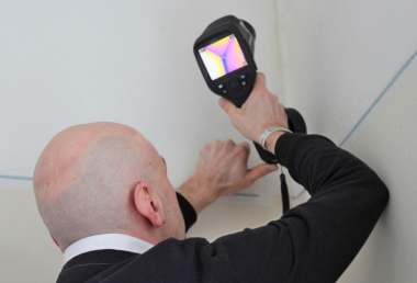 bauhandwerk-Redakteur Thomas Schwarzmann probiert eine Thermografiekamera mit Pistolengriff von Flir aus