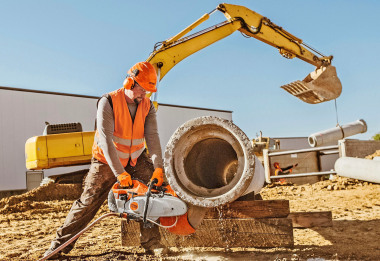 Ran ans Rohr: Der neue Trennschleifer STIHL TS 440 ermöglicht eine erweiterte Verstellung des Scheibenschutzes. So lassen sich Schneidarbeiten an der Rohrunterseite besonders einfach erledigen