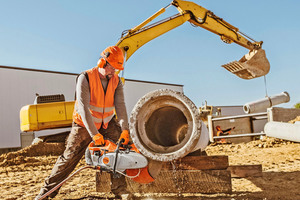  Ran ans Rohr: Der neue Trennschleifer STIHL TS 440 ermöglicht eine erweiterte Verstellung des Scheibenschutzes. So lassen sich Schneidarbeiten an der Rohrunterseite besonders einfach erledigen 