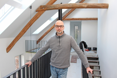 Thomas Schwarzmann, Redakteur der bauhandwerk, auf der Baustelle des zum Wohnhaus umgenutzten ehemaligen Bullenstalls Foto: Thomas Wieckhorst