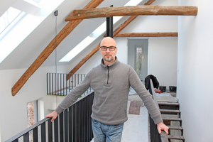  Thomas Schwarzmann, Redakteur der bauhandwerk, auf der Baustelle des zum Wohnhaus umgenutzten ehemaligen Bullenstalls Foto: Thomas Wieckhorst 