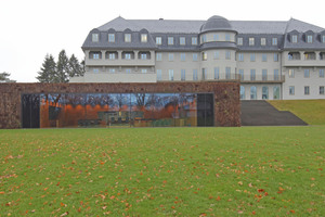  Der Parlamentssaal der Deutschsprachigen Gemeinschaft (DG) von Belgien wurde halb in den bestehenden Hügel eingegraben und im Kellerbereich an den Bestand angeschlossen Foto: Robert Mehl 