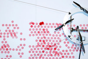  Der Fassaden-Roboter Plotbot/Crawler wird von mehreren computergesteuerten Seilspulen an der Wand gehalten Fotos: Bau Kunst Erfinden 