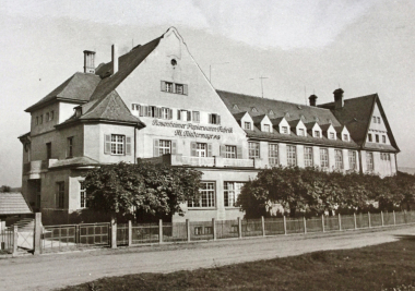 Hinter der Fassade der in den Jahren 1911/12 nach Plänen des Architekten David Schray in Rosenheim errichteten Alten Papierfabrik vermutet man eher eine Verwaltung, als eine Produktionsstätte Foto: Rosenheimer Journal