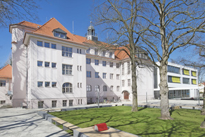  In Dresden wurde das alte, 1914 erbaute Gebäude der 82. Oberschule modernisiert und ein neuer Verwaltungstrakt mit einer Ausgabeküche sowie einem Speise- und Mehrzweckraum angebaut 