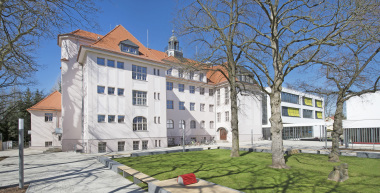 In Dresden wurde das alte, 1914 erbaute Geb?ude der 82. Oberschule modernisiert und ein neuer Verwaltungstrakt mit einer Ausgabek?che sowie einem Speise- und Mehrzweckraum angebaut