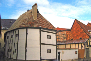  Im 1346/47 in Quedlinburg errichteten ?Ständerbau? befindet sich heute das Fachwerkmuseum Foto: Z Thomas / CC BY-SA 3.0 