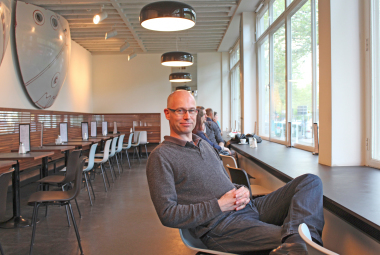 Thomas Wieckhorst, Chefredakteur der bauhandwerk, im Café des zur Fotogalerie umgenutzten Amerika Hauses in Berlin Foto: Wolfgang Heine Kontakt: 05241/801040, thomas.wieckhorst@bauverlag.de