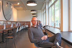  Thomas Wieckhorst, Chefredakteur der bauhandwerk, im Café des zur Fotogalerie umgenutzten Amerika Hauses in Berlin Foto: Wolfgang Heine Kontakt: 05241/801040, thomas.wieckhorst@bauverlag.de 