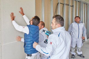  Entgegen der ursprünglichen Planung wurden die Wohnungstrenn- und Rauminnenwände nicht mit Porenbetonsteinen gemauert, sondern mit Blick auf die Statik als auch auf den ge-forderten Schallschutz in trockener Bauweise als Doppelständerwände mit einer beids 