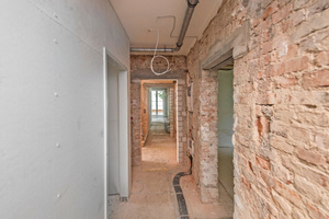  Die Häuser wurden komplett entkernt. Die Wohnungstrennwände in Massivbauweise erhielten zur Verbesserung des Schallschutzes eine Vorsatzschale mit Gipsfaserplatten und 45 mm Mineralwolldämmung im Wandhohlraum. Die Raumtrennwände wurden komplett in Trocken 
