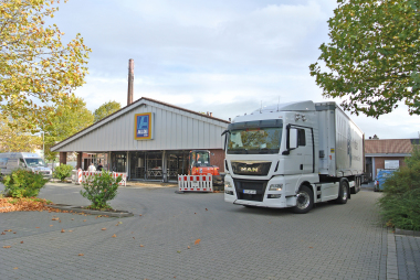 Im Zuge des Umbaus erhielt die Aldi-Süd-Filiale in Willich-Anrath eine neue Akustikdecke. Die alten Deckenplatten transportiert der Lkw zum Recycling beim Hersteller ab