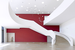  Der Calder-Saal ist das Herzstück des Neubaus. Er verbindet Bestand und Erweiterung durch eine präg-nante, großzügige Rampen- und Treppenspirale Fotos (2): Schörghuber 