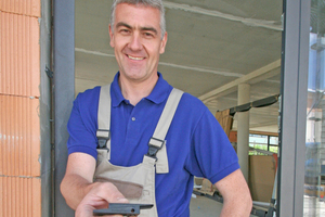  Schreinermeister Tobias Kniegl hat den ?FlexKeil 13? erfunden, der die Fenstermontage schneller, komfortabler und präziser macht Foto: Thomas Schwarzmann 