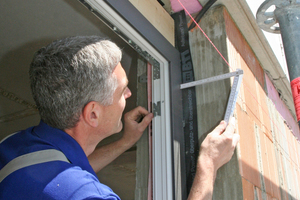  Muss das Fenster innerhalb der Laibung nach innen oder nach außen bewegt werden, halten die verbundenen Keile zusammen 